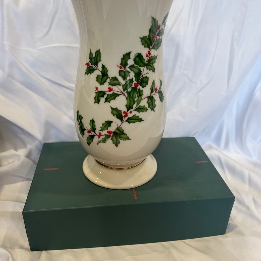 Lenox Holiday Vase in original Box